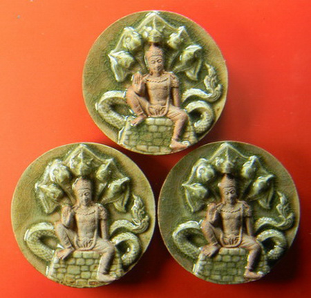 เคาะแรกแดง...เจริญรุ่งเรือง...เคลือบน้ำยาสังคโลก รวม ๓ องค์...กล่องเดิม