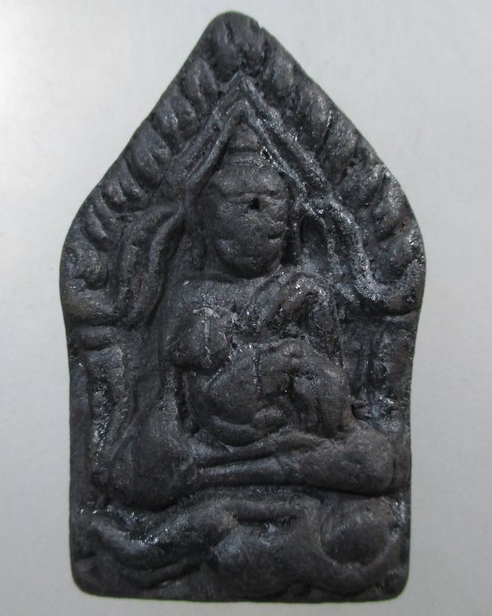 ๒๐ พระขุนแผนอุ้มไก่ หลังรูปเหมือน หลวงปู่สรวง เทวดาเล่นดิน เทพเจ้าแห่งโชคลาภ องค์นี้เป็นเนื้อว่านดำ