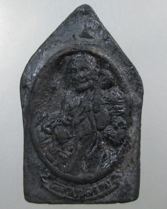 ๒๐ พระขุนแผนอุ้มไก่ หลังรูปเหมือน หลวงปู่สรวง เทวดาเล่นดิน เทพเจ้าแห่งโชคลาภ องค์นี้เป็นเนื้อว่านดำ