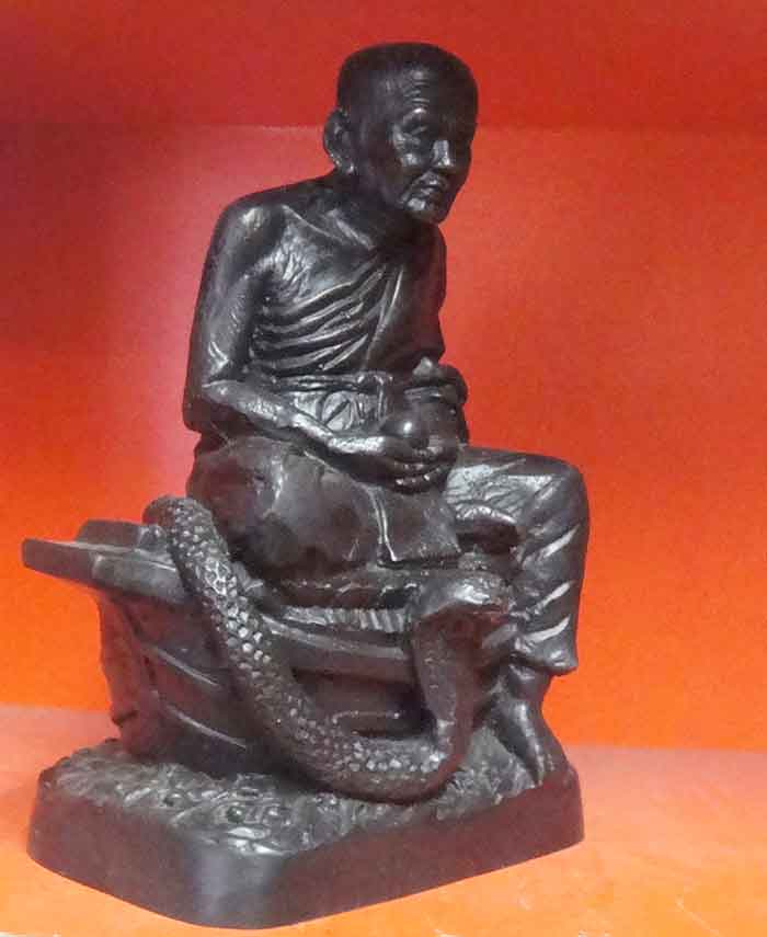 หลวงปู่ทวดเหยียบน้ำทะเลจืด ถือลูกแก้วศักดิ์สิทธิ์นั่งเรือ หน้าตัก 5 นิ้ว ฐานกว้าง 6.5 นิ้ว สูง 9 นิ้
