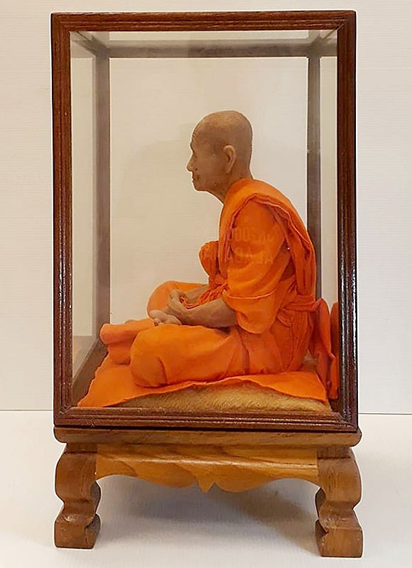 พระบูชารูปเหมือน หน้าตัก 9 นิ้ว หลวงพ่ออุ้น วัดตาลกง จ.เพชรบุรี เนื้อไฟเบอร์กลาส หมายเลข 47