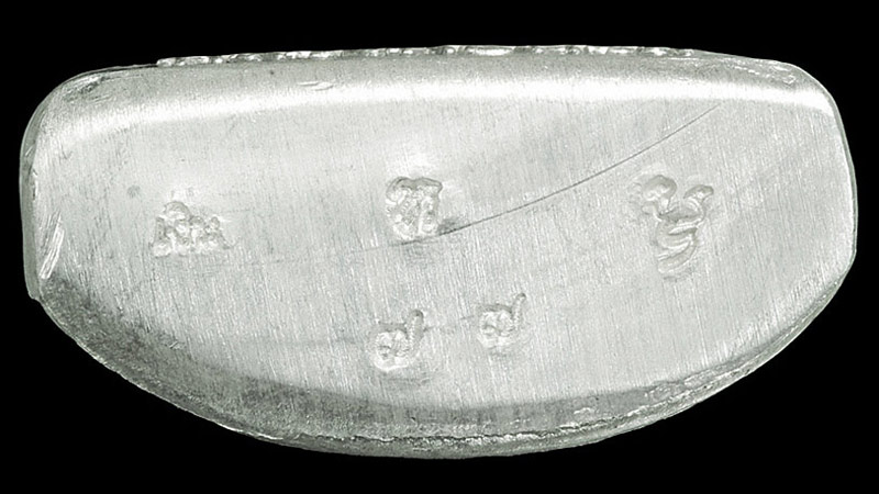  รูปเหมือนปั๊มรุ่นแรก หลวงพ่อหวล วัดนิคมวชิราราม จ.เพชรบุรี ปี2552  เนื้อเงิน หมายเลข 77 