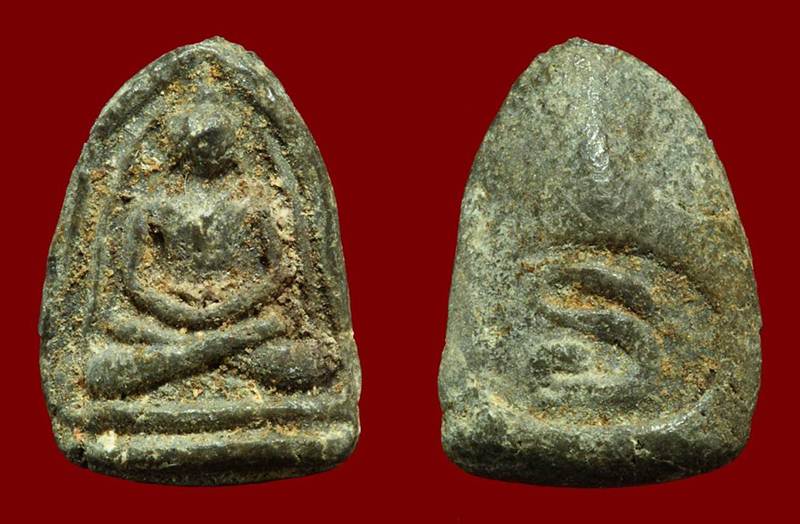 พระกรุวัดท้ายตลาด พิมพ์สมาธิเล็ก เนื้อเขียว ขนาดกำลังน่ารัก 1.0 x 1.3 cm  สภาพสวยสมบูรณ์ 