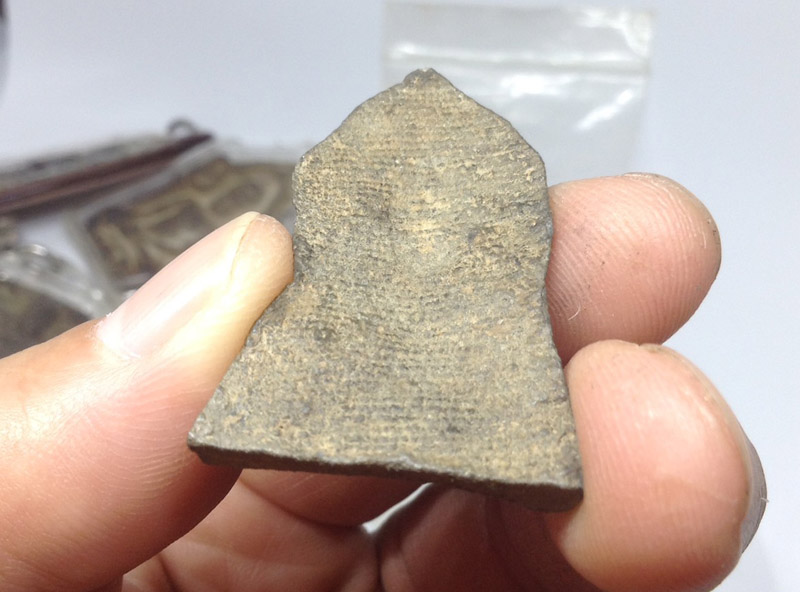 มอบเป็นของขวัญปีใหม่....ชินราช ใบเสมา เนื้อชิน แบ่งเบาๆครับ...