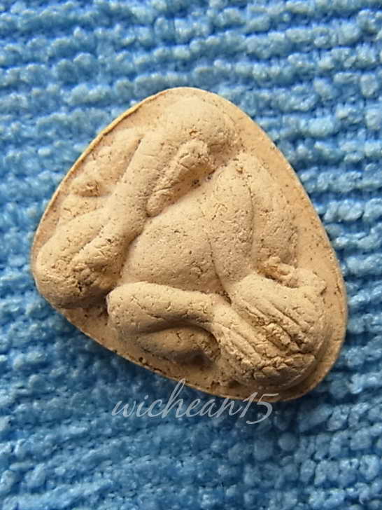 พระปิดตาเนื้อผงหลังยันต์ห้า ไม่ทารัก วัดเนินกระปรอกปี ๑๖ หลวงปู่ทิม ปลุกเสก สวยงาม มาพร้อมบัต