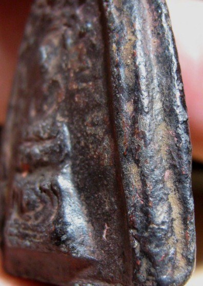 พระพิมพ์บัวเล็บช้าง เนื้อดิน กรุวัดชนะสงคราม กรุงเทพฯ มีลงรักน้ำเกลี้ยง สภาพพอสวย มาพร้อมบัตรรับรอง