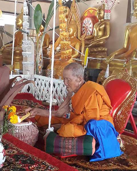 หลวงปู่แสน ปสนฺโน พระผงซุ้มพญานาค"ปสนฺโน" วัดบ้านหนองจิก ศรีสะเกษ <<< ชุดกรรมการ ทาทอง รับพระ 8 องค์