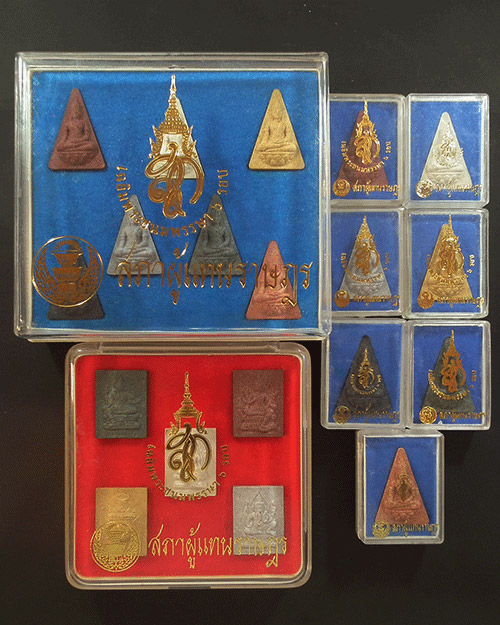 พระสมเด็จนางพญา สก. พร้อมชุดเทพมงคล ปี. ๒๕๔๗