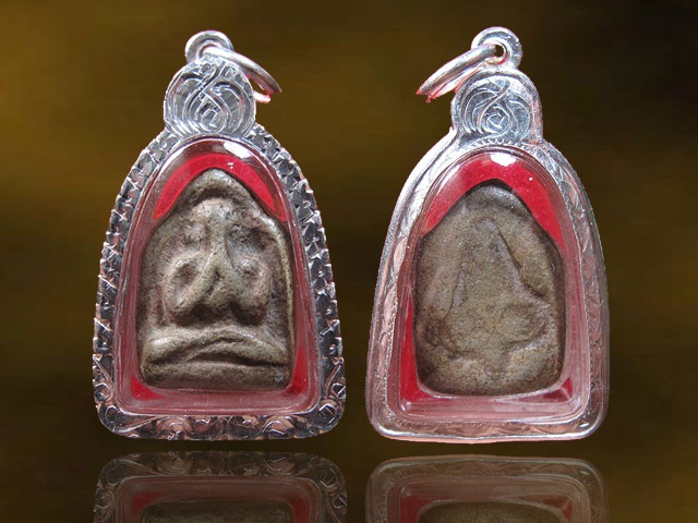 พระปิดตาพิมพ์สมาธิราบ (สมาธิเล็ก) กรุวัดท้ายตลาด กทม เลี่ยมเงิน + บัตรรับรอง