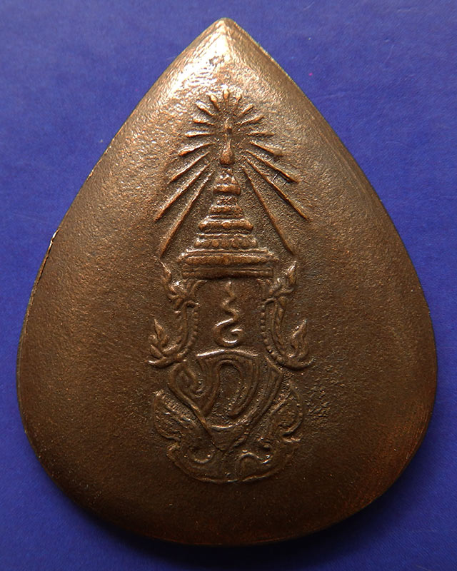 8.พระพุทธสิงหธรรมมงคล หลังภปร. เนื้อนวโลหะ พิธีใหญ่ วัดบวรฯ-วัดพระแก้ว พ.ศ. 2547 กล่องเดิม