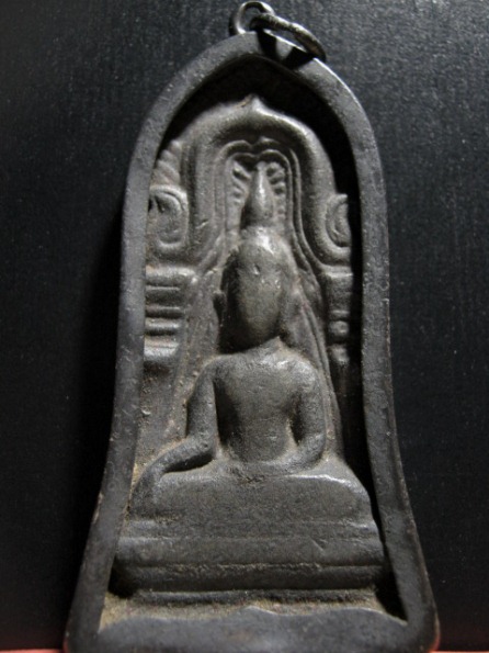 พระยอดขุนพลพิมพ์ใหญ่ เนื้อชินเงิน กรุถ้ำขุนตาล จ.ลำพูน มีเลี่ยมเงินพร้อมห้อย