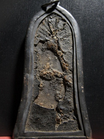 พระยอดขุนพลพิมพ์ใหญ่ เนื้อชินเงิน กรุถ้ำขุนตาล จ.ลำพูน มีเลี่ยมเงินพร้อมห้อย