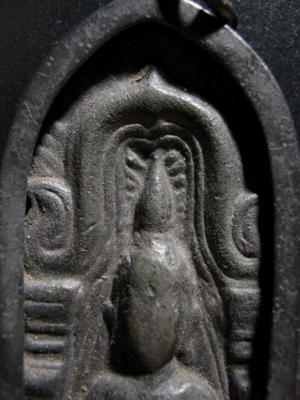 พระยอดขุนพลพิมพ์ใหญ่ เนื้อชินเงิน กรุถ้ำขุนตาล จ.ลำพูน มีเลี่ยมเงินพร้อมห้อย