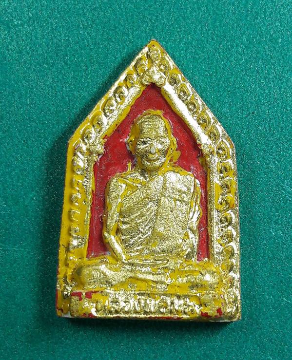 ลป.ม่น วัดเนินตามาก " พระผงห้าเหลี่ยมปิดทอง "
