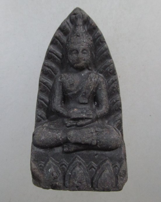 ๒๐ พระรอด วัดพระพุทธบาทสี่รอย จ เชียงใหม่ เนื้อดำ