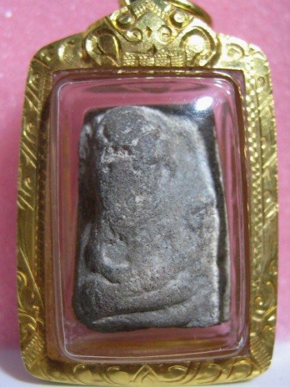 พระกรุนาดูนตัดเดี่ยว เนื้อดิน จ.มหาสารคาม มีเลี่ยมทองแท้