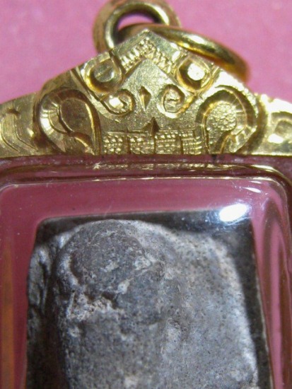 พระกรุนาดูนตัดเดี่ยว เนื้อดิน จ.มหาสารคาม มีเลี่ยมทองแท้