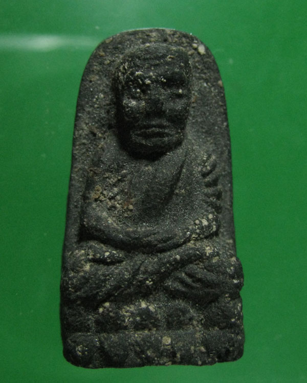 ล.ป.ทวด เนื้อว่าน พิมพ์พระรอด ปี 24