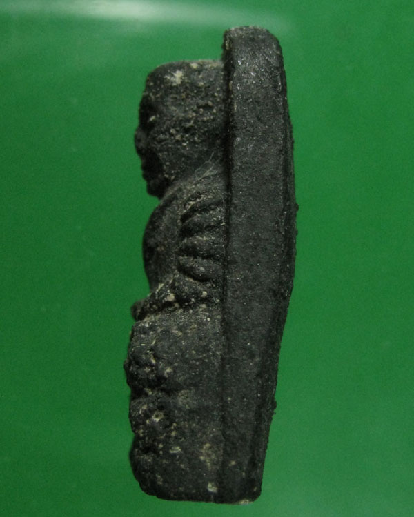 ล.ป.ทวด เนื้อว่าน พิมพ์พระรอด ปี 24