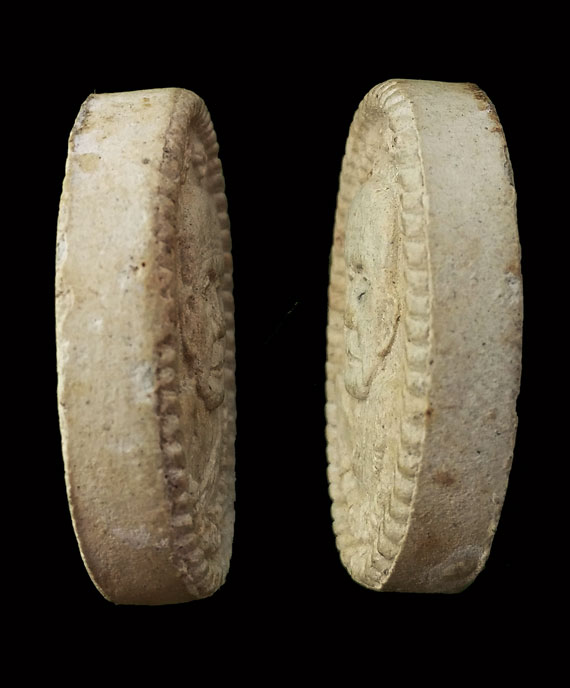 พระผงยันต์ดวงเศรษฐี หลวงปู่หมุน ปี43 เนื้อเทาหลังขาว หายาก นิยมสภาพสวย ในกล่องเดิม