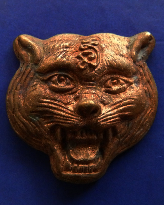 2.หน้ากากเสือหล่อโบราณ เนื้อสัตตโลหะ หลวงปู่คำบุ วัดกุดชมภู ตอกโค้ด+เลข พร้อมกล่องเดิม