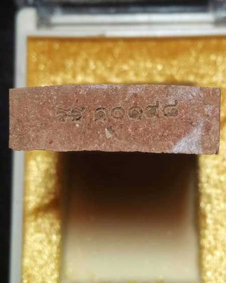 พระผงนั่งตั่งบูชาครู พระอาจารย์จ่อย สิริคุตโต สำนักสงฆ์เวฬุวัน อ.พยุห์ จ.ศรีสะเกษ เนื้อว่าน ๑๐๘ (๒)