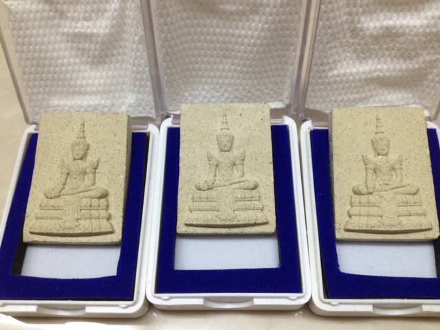 (เคาะเดียว) พระผงนั่งตั่งหลังพระแก้ว หลวงปู่หมุน วัดบ้านจาน