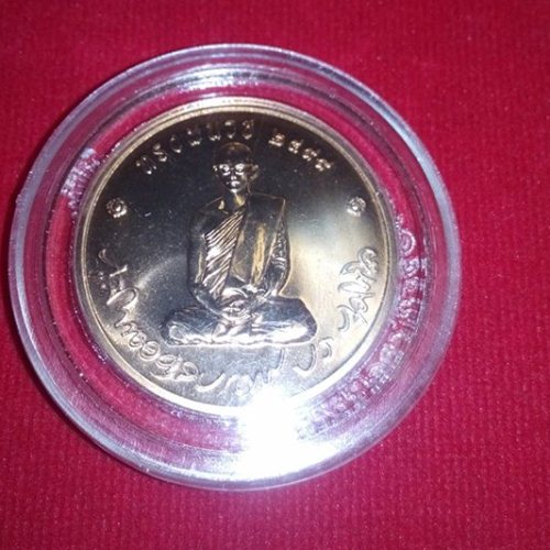 เหรียญทรงผนวช ปี50สวยๆพร้อมตลับเดิมครับ