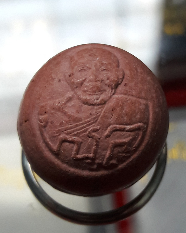 ลูกอมรูปเหมือน หลวงพ่อพูล วัดไผ่ล้อม นครปฐม เนื้อผงพุทธคุณสีชมพูอ่อน รุ่น เงินทองไหลมา