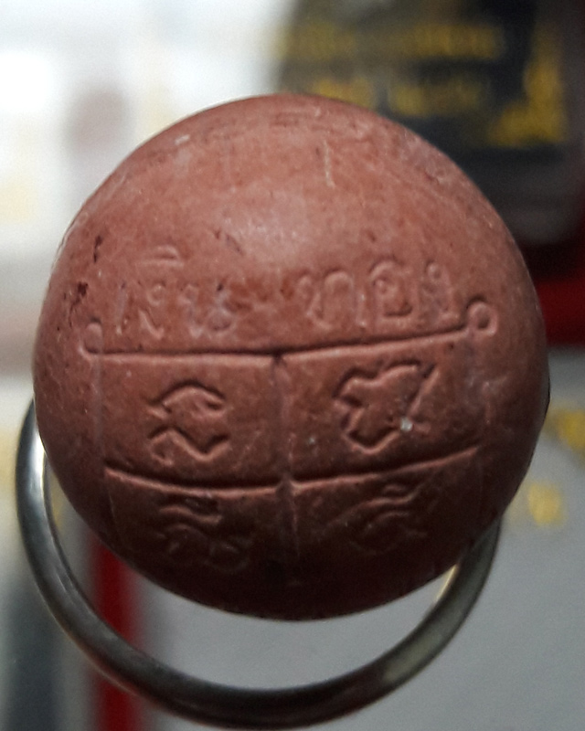 ลูกอมรูปเหมือน หลวงพ่อพูล วัดไผ่ล้อม นครปฐม เนื้อผงพุทธคุณสีชมพูอ่อน รุ่น เงินทองไหลมา