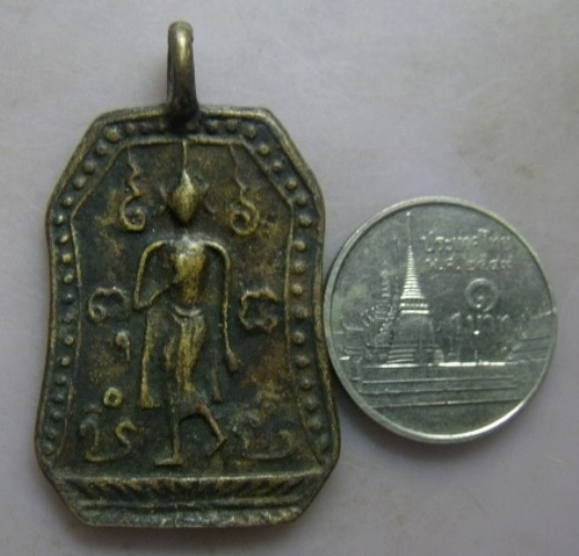 **วัดใจ**เหรียญหล่อพระปางลีลา เนื้อทองผสม หล่อหูในตัว เก่าๆ เนื้อจัด**สวย เชิญชมครับ
