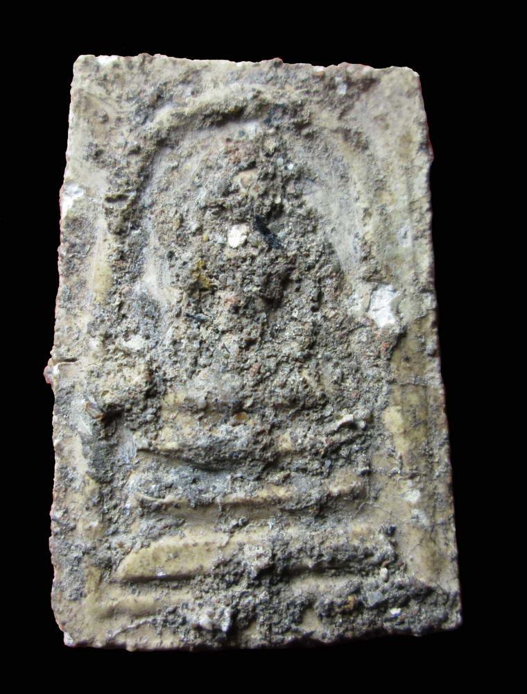 หลวงปู่ลำภู ปั้มเครื่อง ปี 14 ลงกรุตุ่มน้ำมนต์ ... องค์นี้ก้นตุ่ม มีเศษบางขุนพรหที่แตกหักทั่วองค์