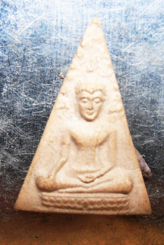 พระนางพญา หลังดอกจันทร์ รุ่นฟ้าผ่า วัดพรหมรังษี หลวงปู่โต๊ะ ปลุกเสกสวยๆครับ