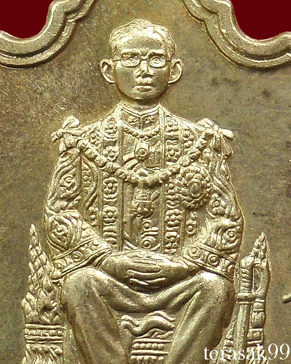 เหรียญในหลวงนั่งบัลลังก์ ฉลองครองราชย์50ปี พิมพ์นิยมพระเกศาชัด มีเม็ดตา กระบี่ยาวปลายมีปลอก (4)