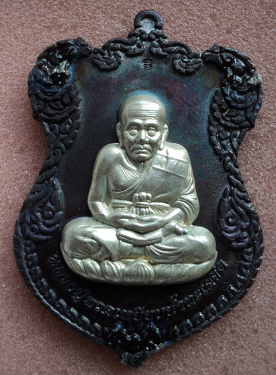 เหรียญโล่ห์ใหญ่ ฉลุประกบซุ้ม ยกหน้า "โค้ด ก" หลวงปู่ทวด ญสส.