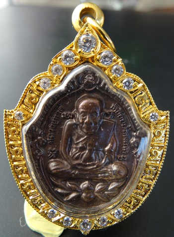 หลวงพ่อทวด หลวงพ่อรอด เหรียญหล่อบารมี 2เทพ เนื้อนวะ ตลับทองไมครอนฝังเพชร No.38 ปี 2557