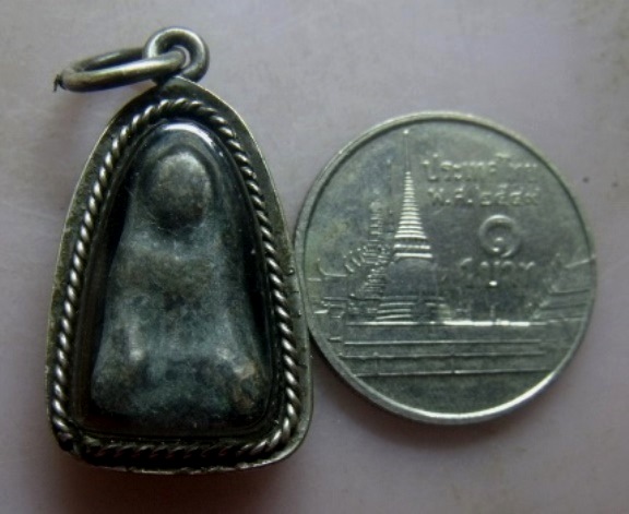 **วัดใจ**พระพุทธนั่งเนื้อชินสนิมแดง พร้อมเลี่ยมเก่าเดิมแบบโบราณ**เนื้อจัด สวยๆ เชิญชมครับ