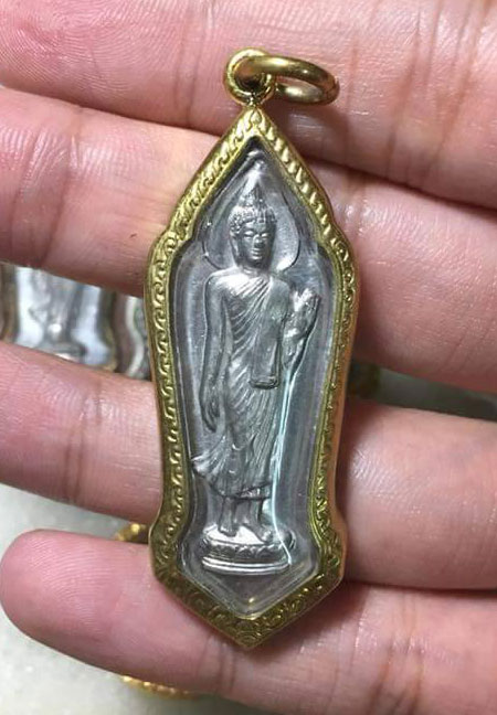 เคาะเดียว 25 ศตวรรษ ปี2500 เนื้อชิน พิมพ์พระศกจุด สภาพสวยพร้อมกรอบเทพพนมใหม่ จมูกโด่งมาก