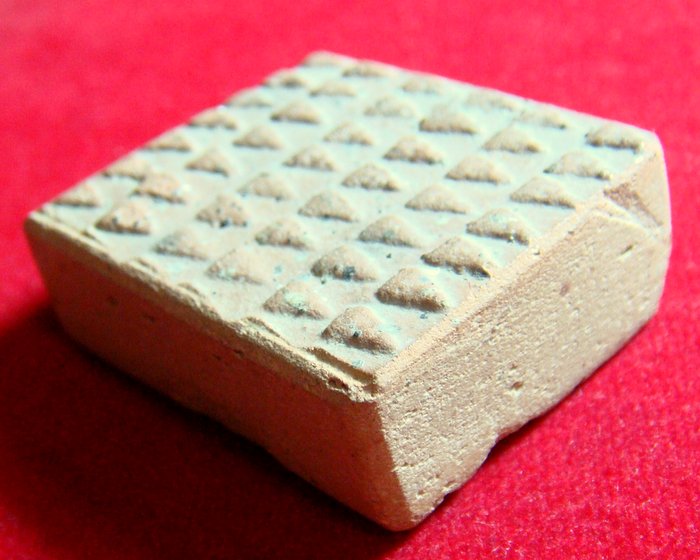 พระแผงตัดเนื้อดิน สมัยกรุงสุโขทัย