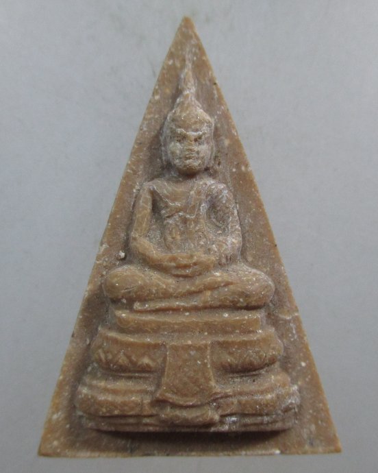 ๒๐ พระแก้วมรกต เนื้อผงน้ำมันเก่า