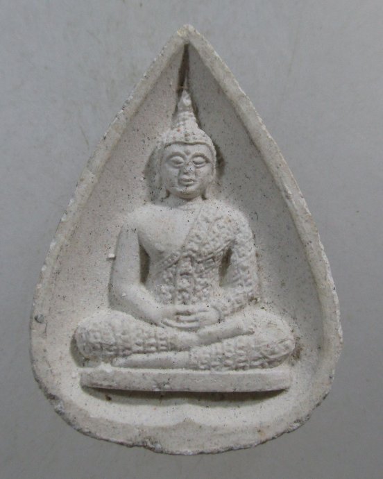 ๒๐ พระแก้วมรกต ภปร เนื้อผง