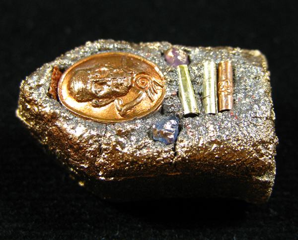  ขุนแผนทรงพลเล็กหน้าบรอนซ์ทอง หลวงปู่หมุน หลังฝังเม็ดยา เกศา ตะกรุด3ดอก รุ่นสมปรารถนา ปี 2543 (D)