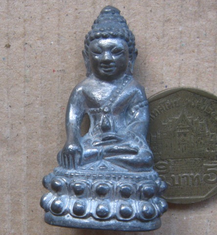 พระกริ่งใหญ่ เกสโร รุ่นแรก หลวงปู่ศุข วัดหัวตะพาน จ.ชัยนาท ปี2548เนื้อชิน ตอกโค้ดและเลข170พร้อมกล่อง