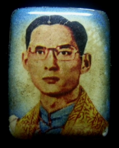 **วัดใจ**ล็อคเก็ตในหลวง ร.๙ พิมพ์สี่เหลี่ยม ฉากน้ำเงิน สภาพเก่ามาก สวย**เชิญชมครับ