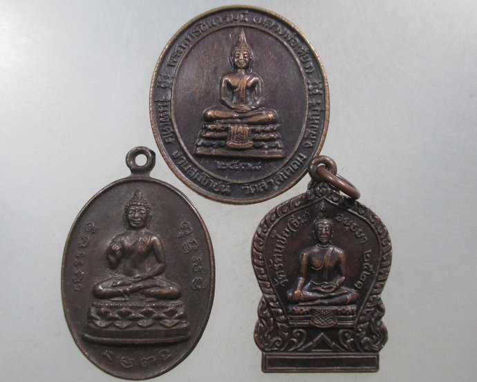 ๒๐ เหรียญพระพุทธ ๓ เหรียญ