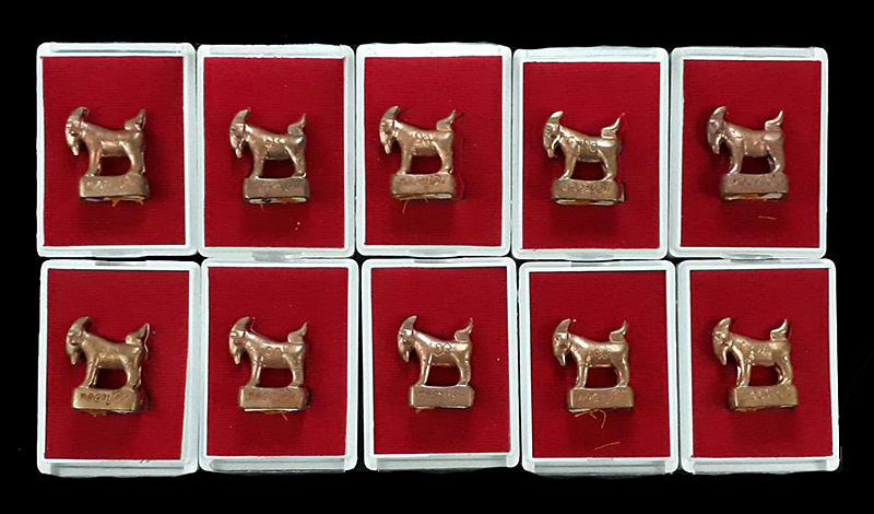 แพะหล่อมหาลาภ รุ่นแรก อุดผงพรายกุมาร หลวงพ่อสิน วัดละหารใหญ่ จ.ระยอง ปี2555 เนื้อทองแดง 10 ตน