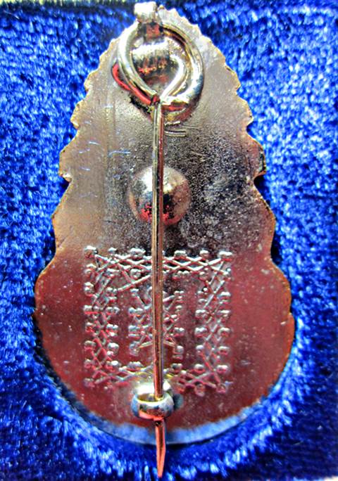 เข็มกลัดหลวงพ่อฤาษีลิงดำ มงกฏเพชรตัวหนังสือเล็กกล่องเดิมเดิมจากวัดจัดให้องค์ที่2