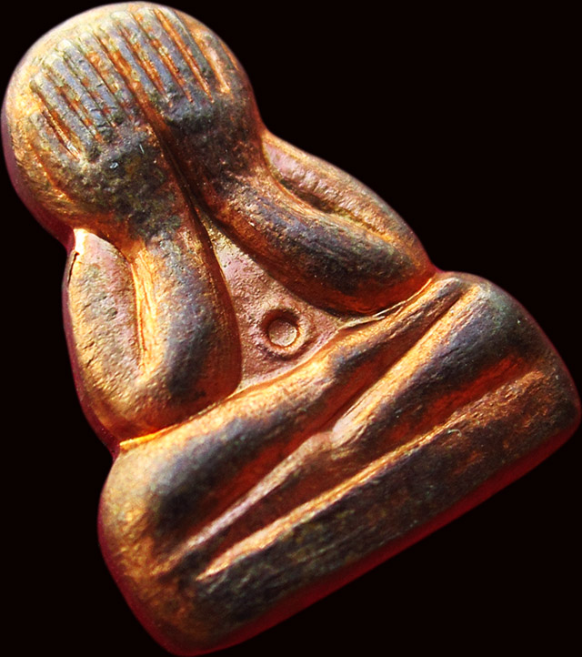 พระปิดตา ข้าวตอกแตก เนื้อทองแดงหลังเรียบ หลวงพ่อสาคร มนุญโญ วัดหนองกรับ จ.ระยอง ปี ๒๕๕๕