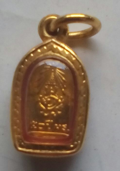 พระปรกใบมะขาม 50 ปีธรรมศาสตร์ เนื้อทองคำ เลี่ยมทอง หลัง ภปร