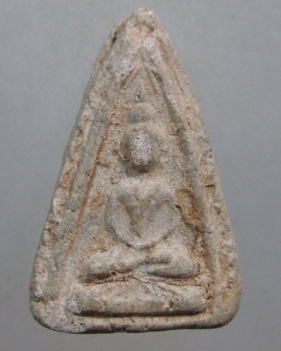 ๒๐ พระเนื้อผงเนื้ออมเขียว